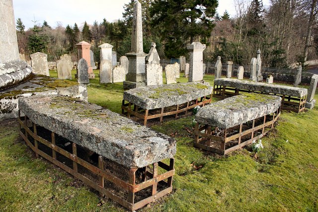 Mortsafes_in_Cluny_kirkyard_..