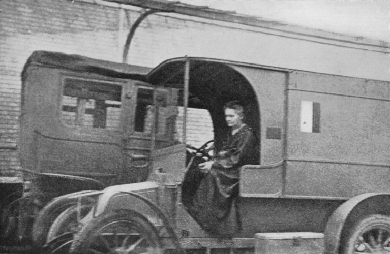 Marie_Curie au volant.jpg